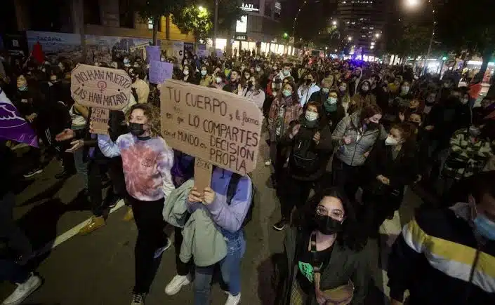 Españoles exigen fin de violencia machista con mega marcha