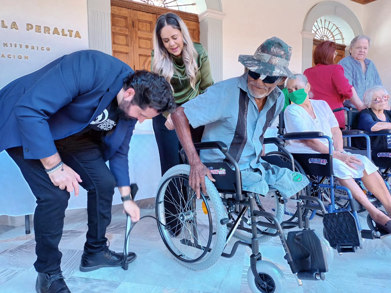 Estrenan sillas de ruedas gracias a DIF, Cultura y Academy of Special Dreams Foundation