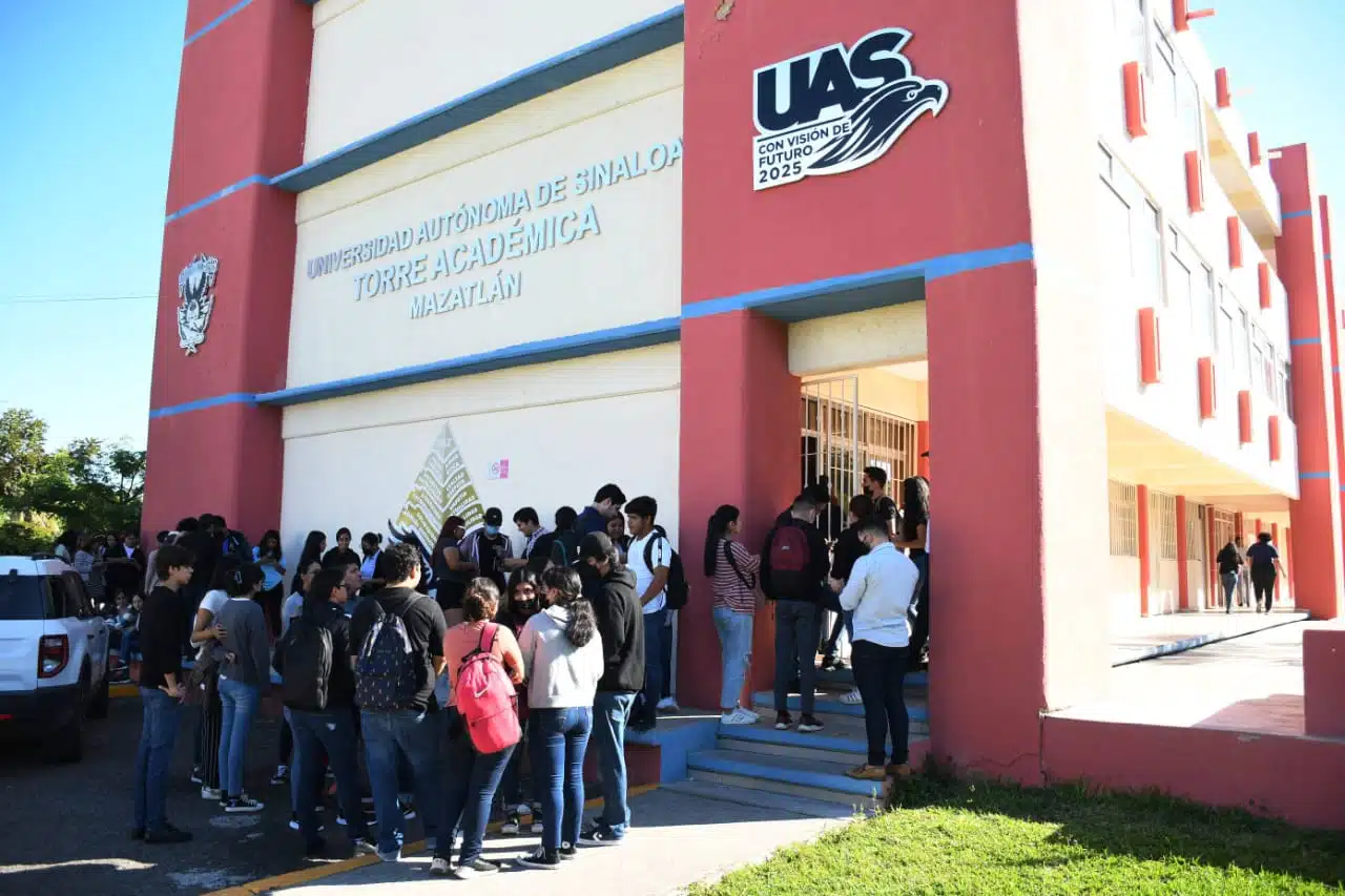 Estudiantes de la UAS ya tienen su Tarjeta Universitaria Inteligente 2