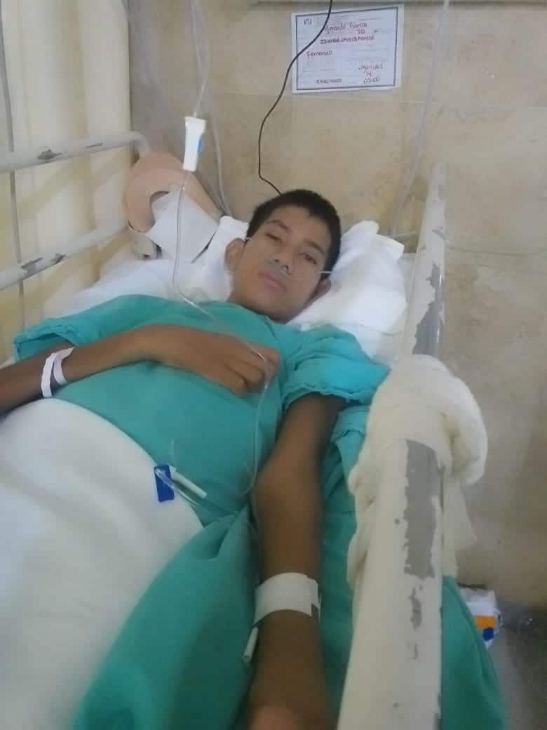 Fernando no puede mover su cuerpo; urge que su escuela lo registre en el IMSS