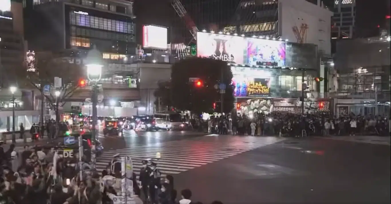 Festejo en Shibuya por victoria de Japón en Qatar 2022