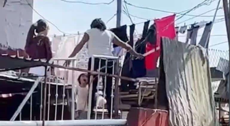 VIDEO: ¡Le dio con el palo! Mamá tunde a golpes a su hija de dos años por perder dinero