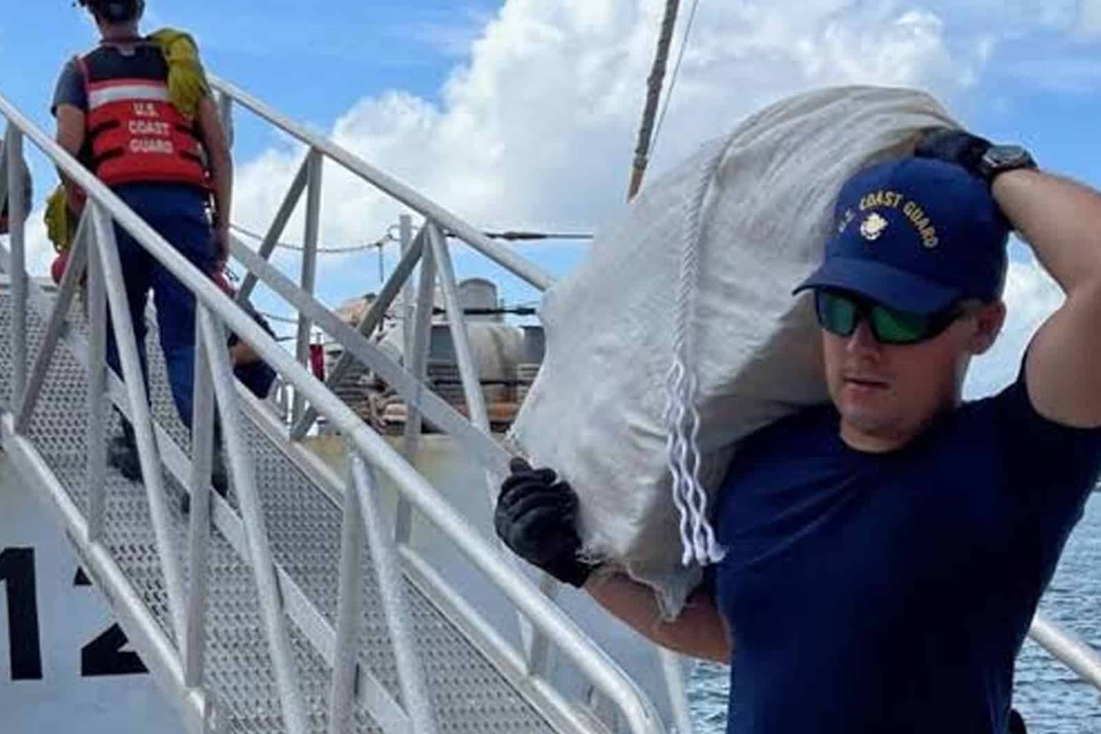 Guardia costera de EU decomisa cargamento de droga valorado en 101 mdd