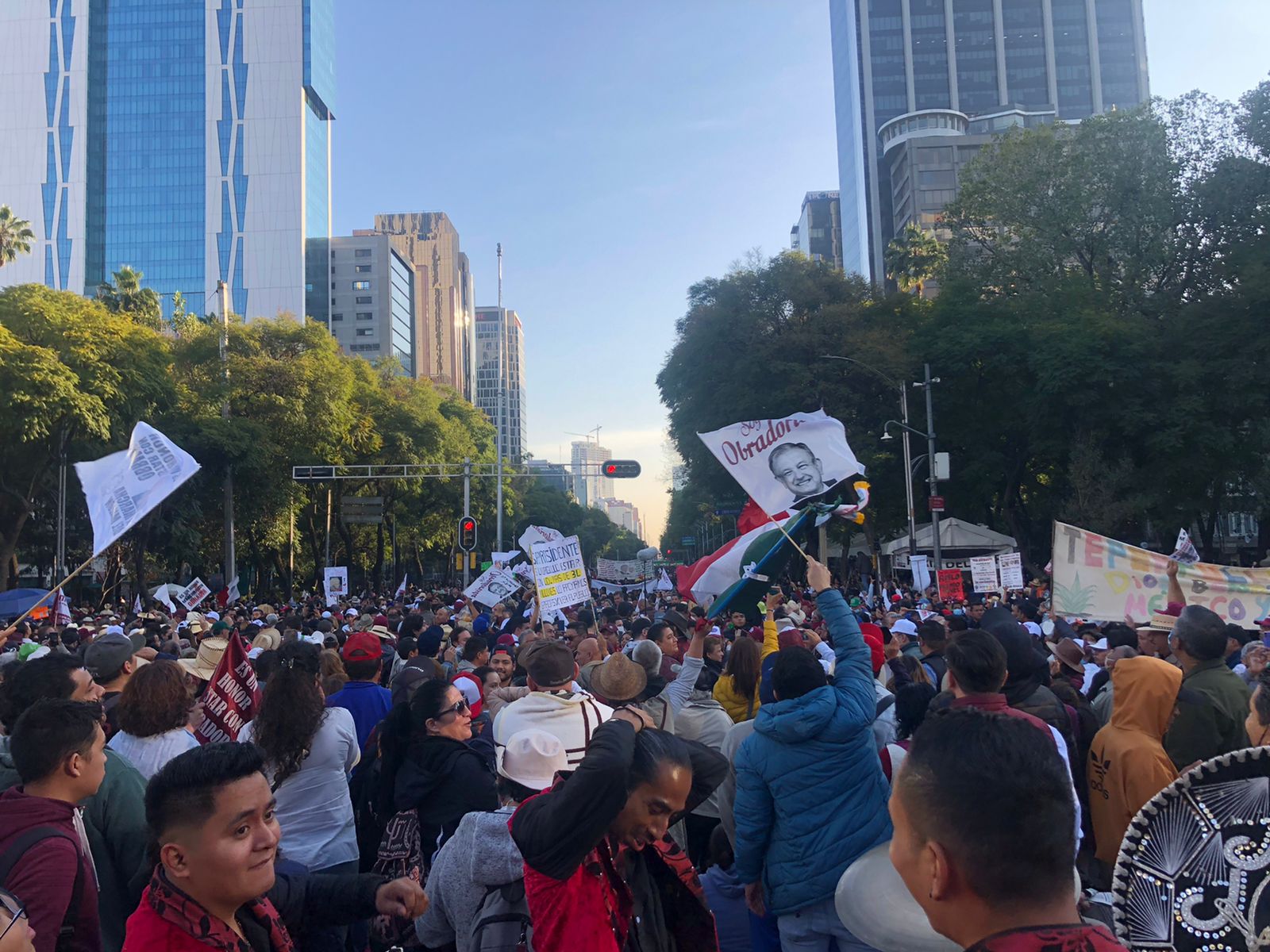 Fotos ¡listos Para Empezar El Ángel De La Independencia Se Llena De Gente Para La Marcha De 8440