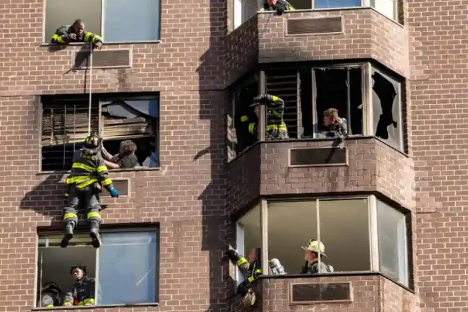 Incendio en departamentos de Nueva York deja 40 lesionados