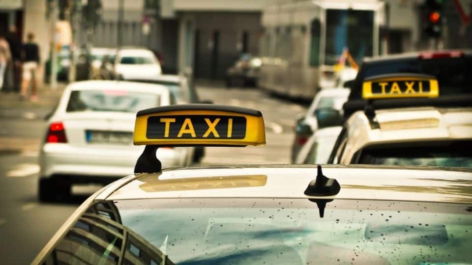 Mujer da a luz en un taxi
