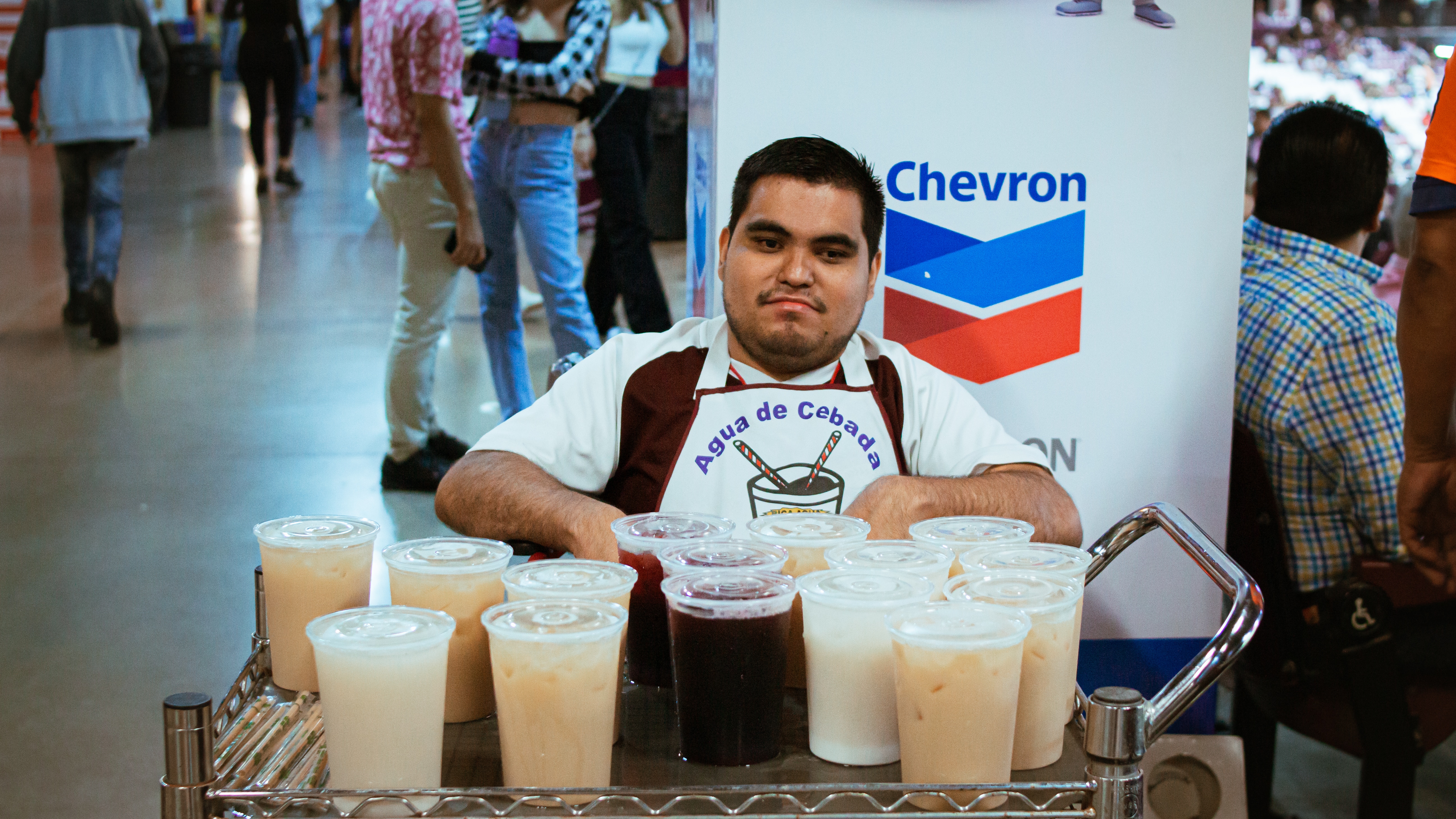 Eduardo y su papá venden agua cebada en el estadio Tomateros de Culiacán