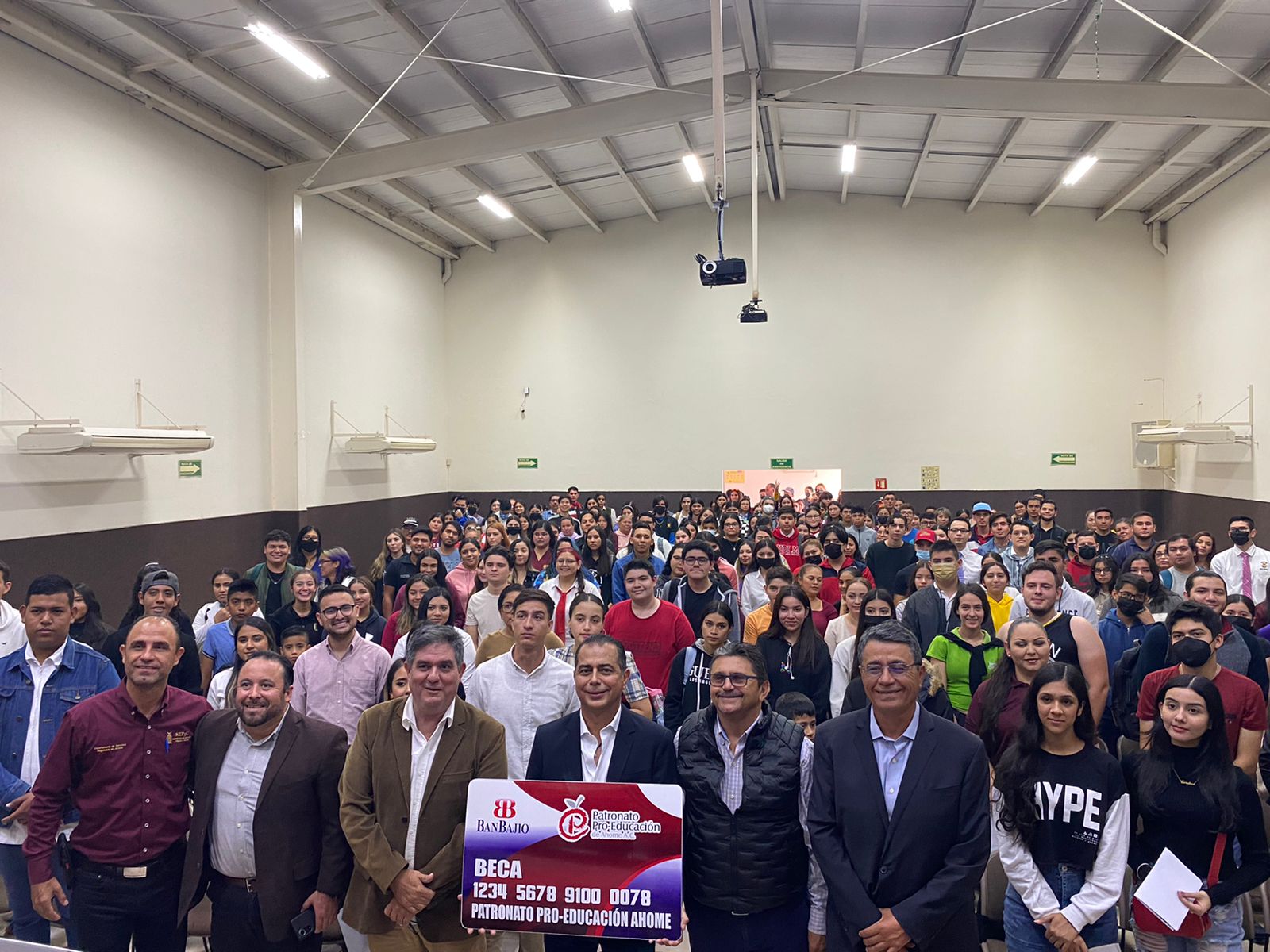Más de 287 estudiantes de Ahome reciben becas