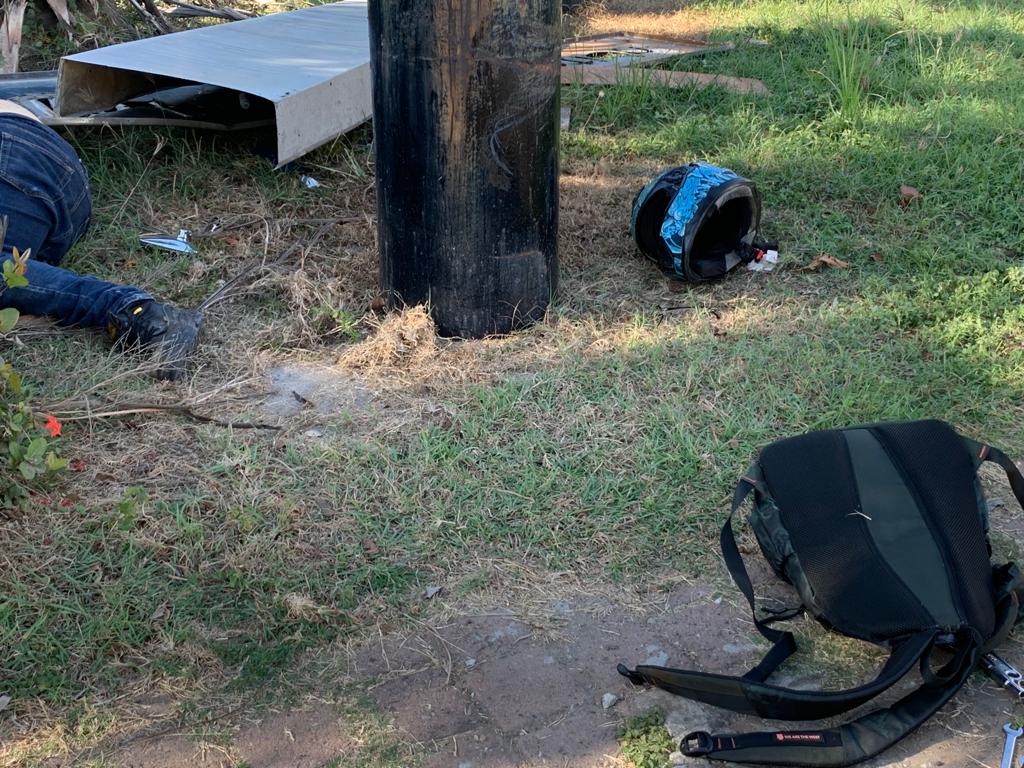 Muere motociclista tras impactarse contra un letrero