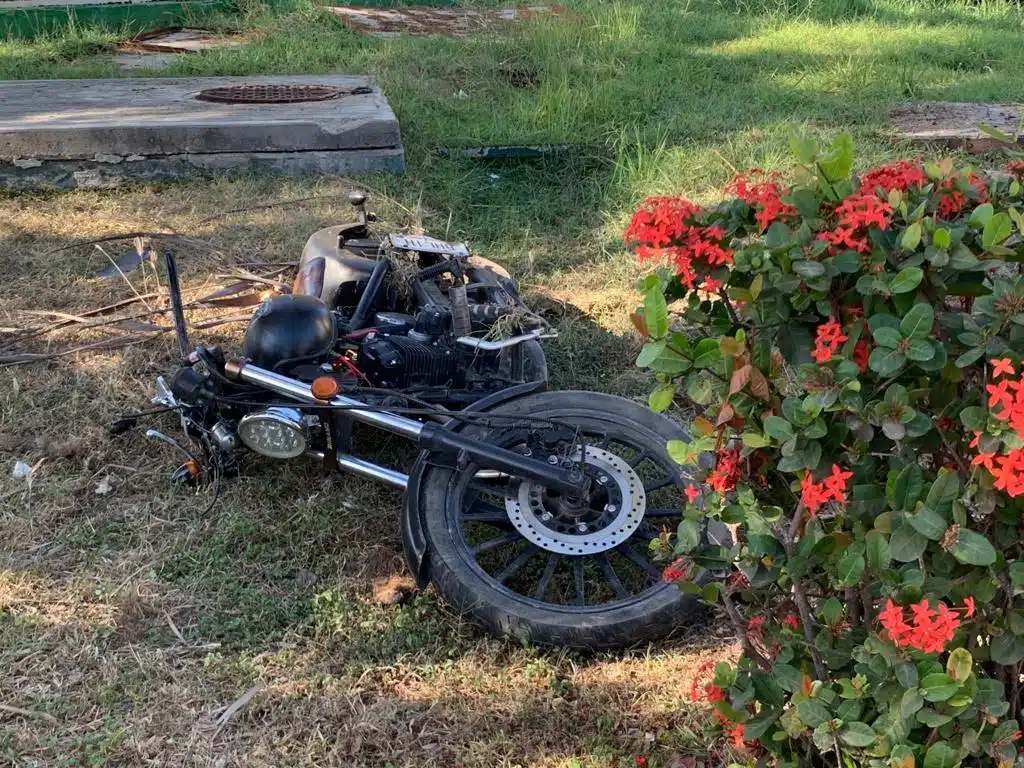 Muere motociclista tras impactarse contra un letrero 