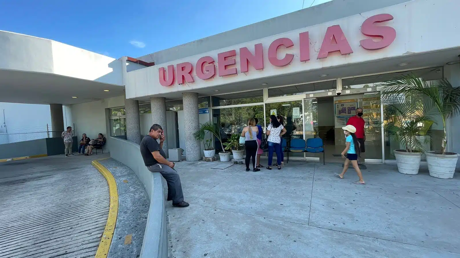 Mujer llega a un hospital de Mazatlán con heridas de arma blanca