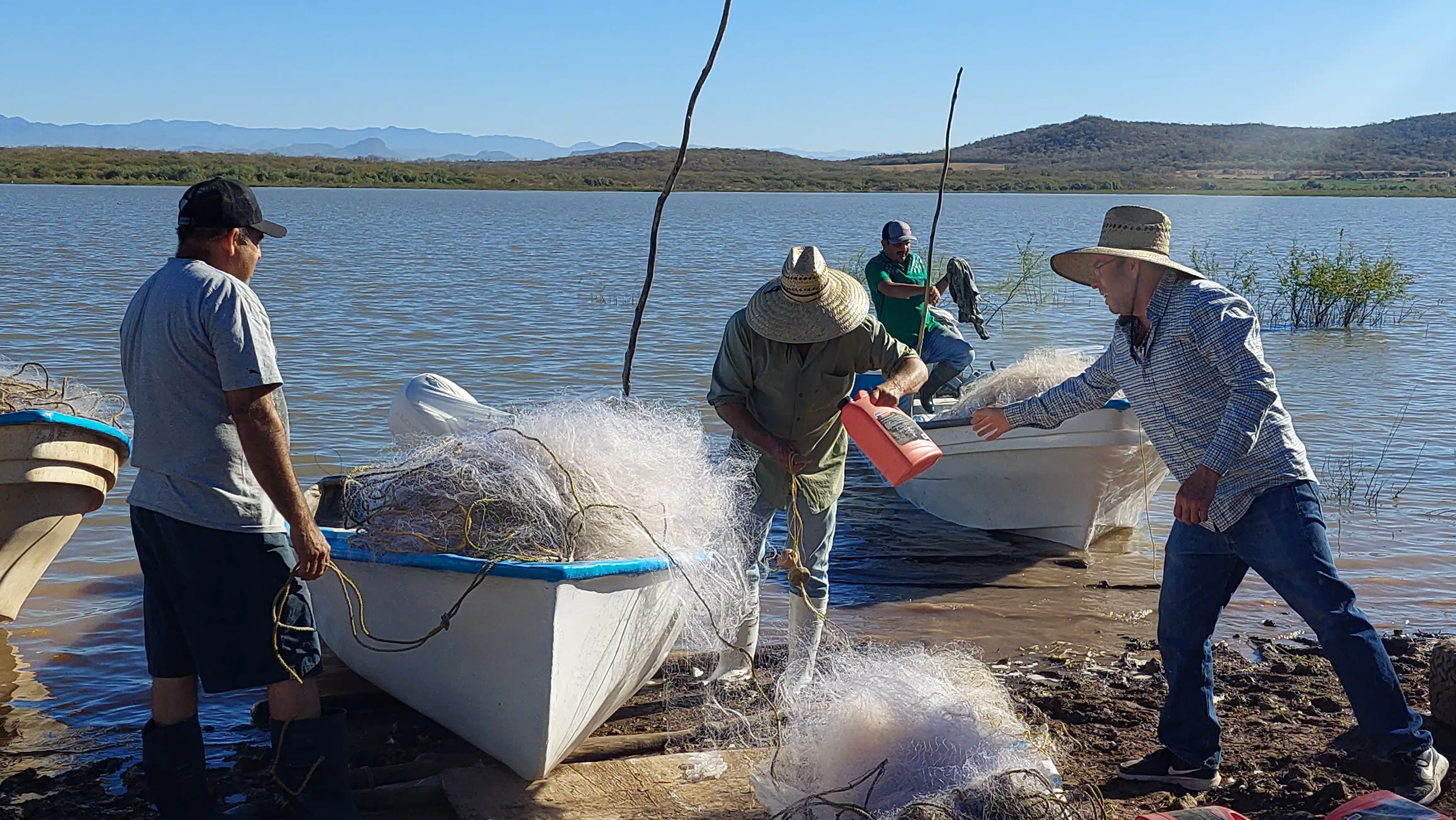 Pescadores de Guamúchil a la presa Eustaquio