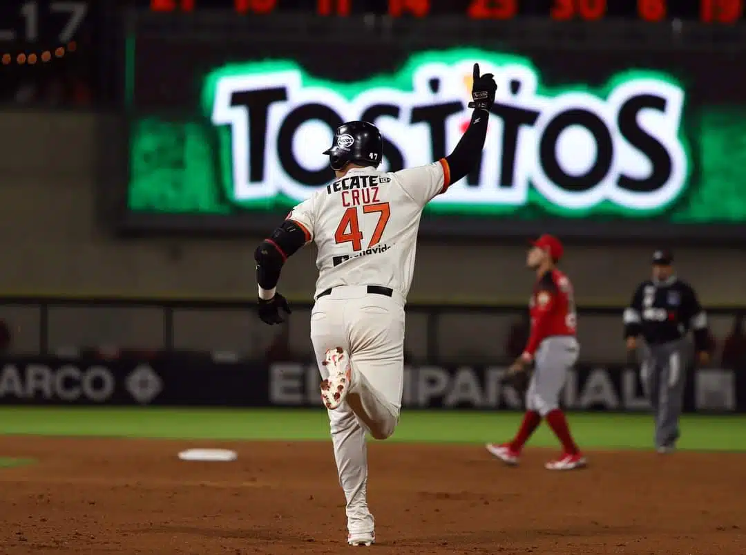 Naranjeros y Mayos protagonizan cerrado 'choque' de pelota y recuperan el liderato