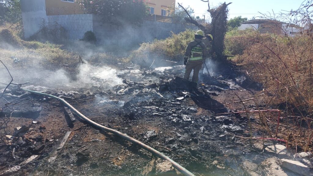 No cesan incendios en lotes baldíos de Mazatlán; 15 solamente este fin de semana (4)