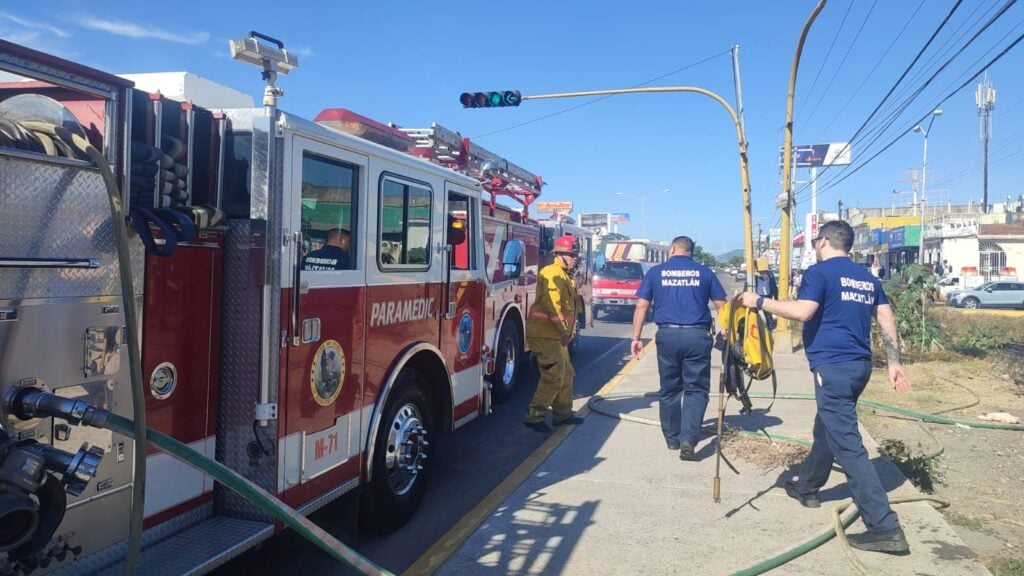 No cesan incendios en lotes baldíos de Mazatlán; 15 solamente este fin de semana (4)