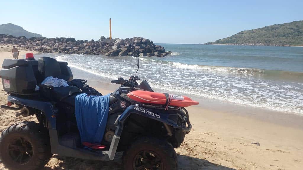 Policía Acuática rescata a dos bañistas en playa de Mazatlán (2)