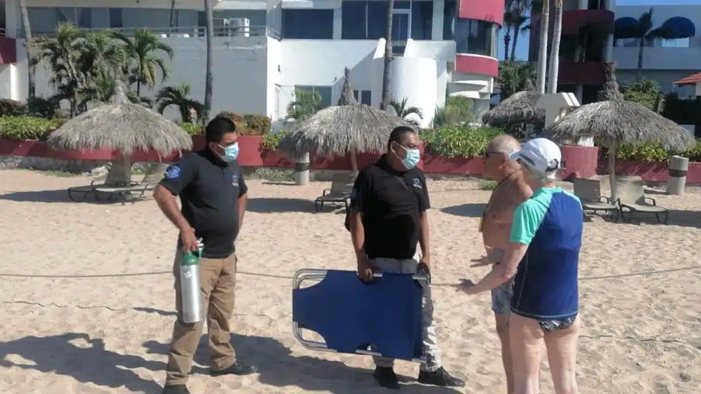 Policía Acuática rescata a dos bañistas en playa de Mazatlán