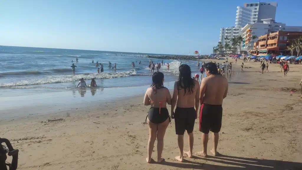 Policía Acuática rescata del mar a 3 bañistas
