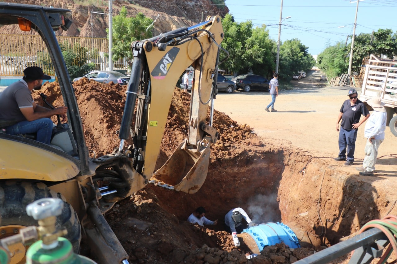 Reparan línea de agua sin cortar el suministro en la Mazatlán II y Felipe Ángeles (5)