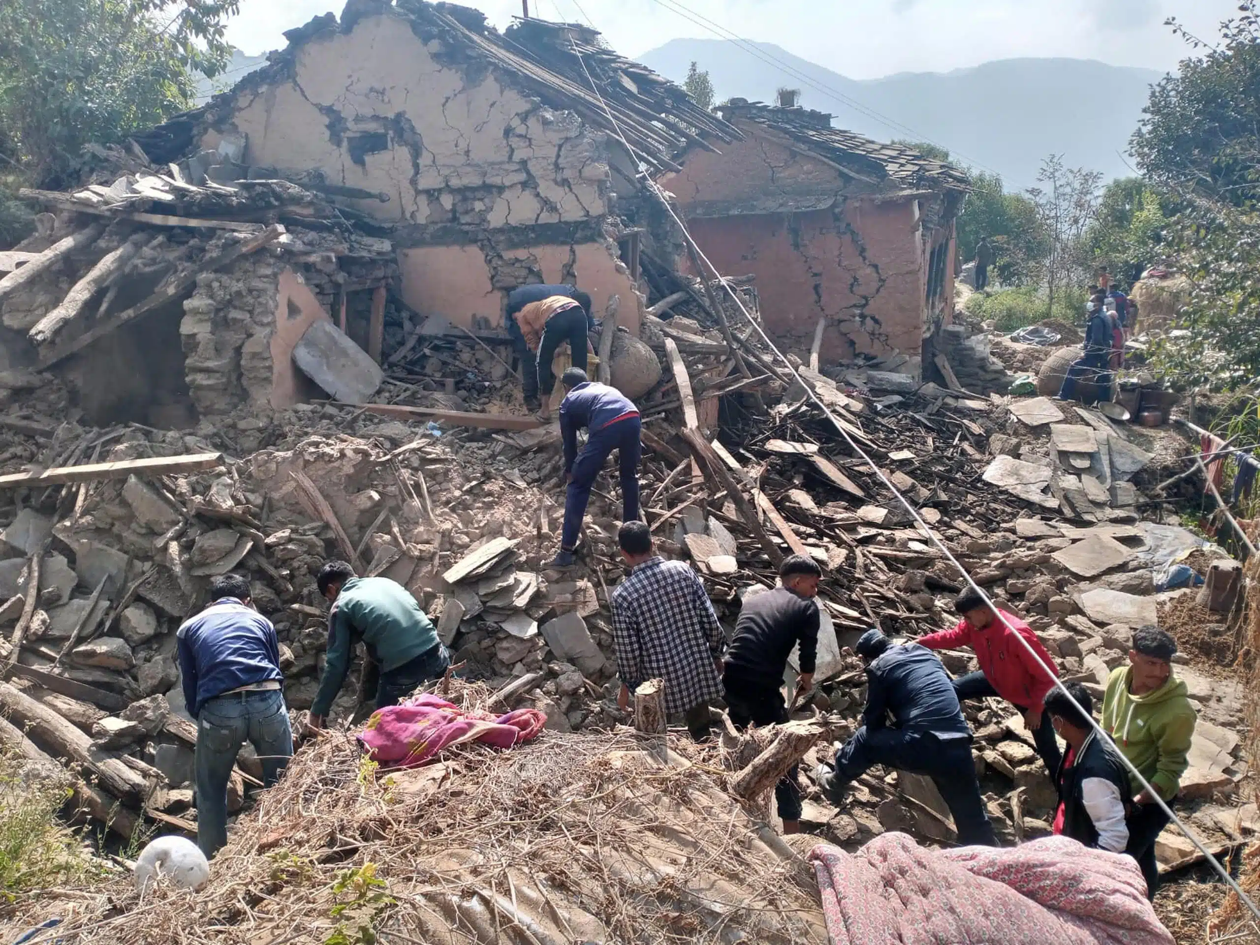 Reportan fuerte sismo en Nepal; seis muertos y varios heridos