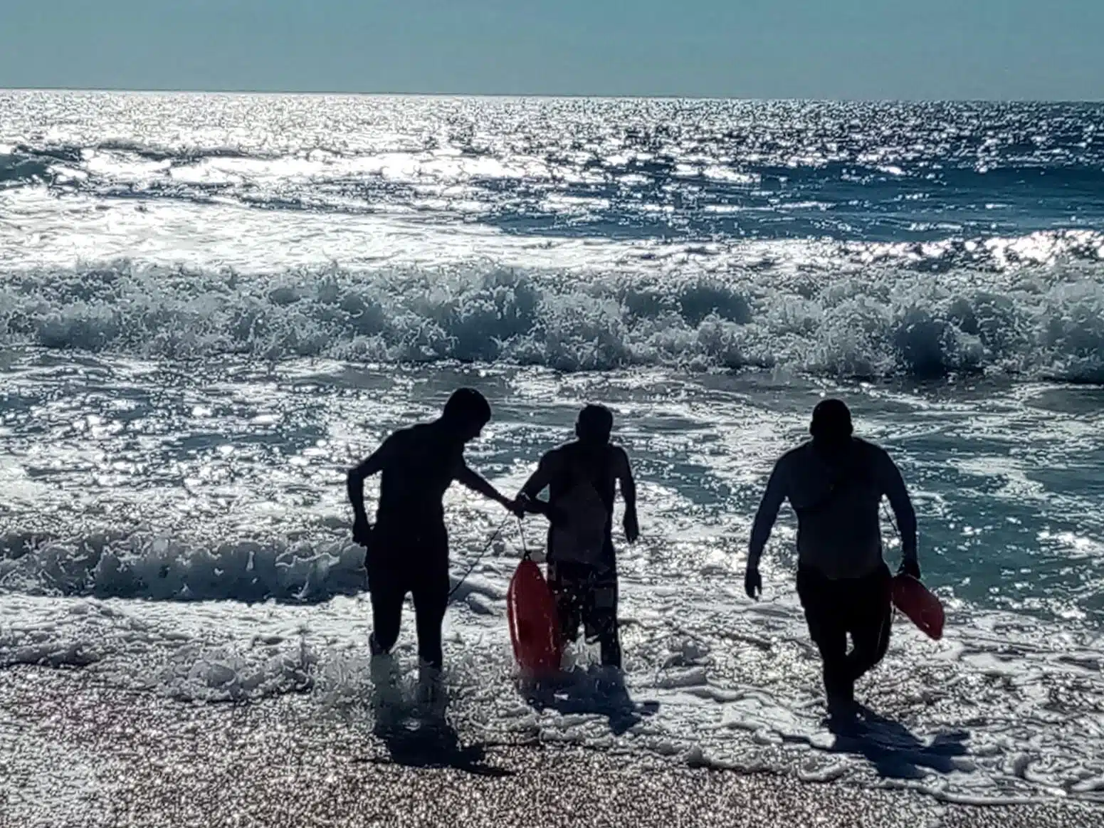 Rescata Policía Acuática a 3 bañistas en playa Cerritos de Mazatlán