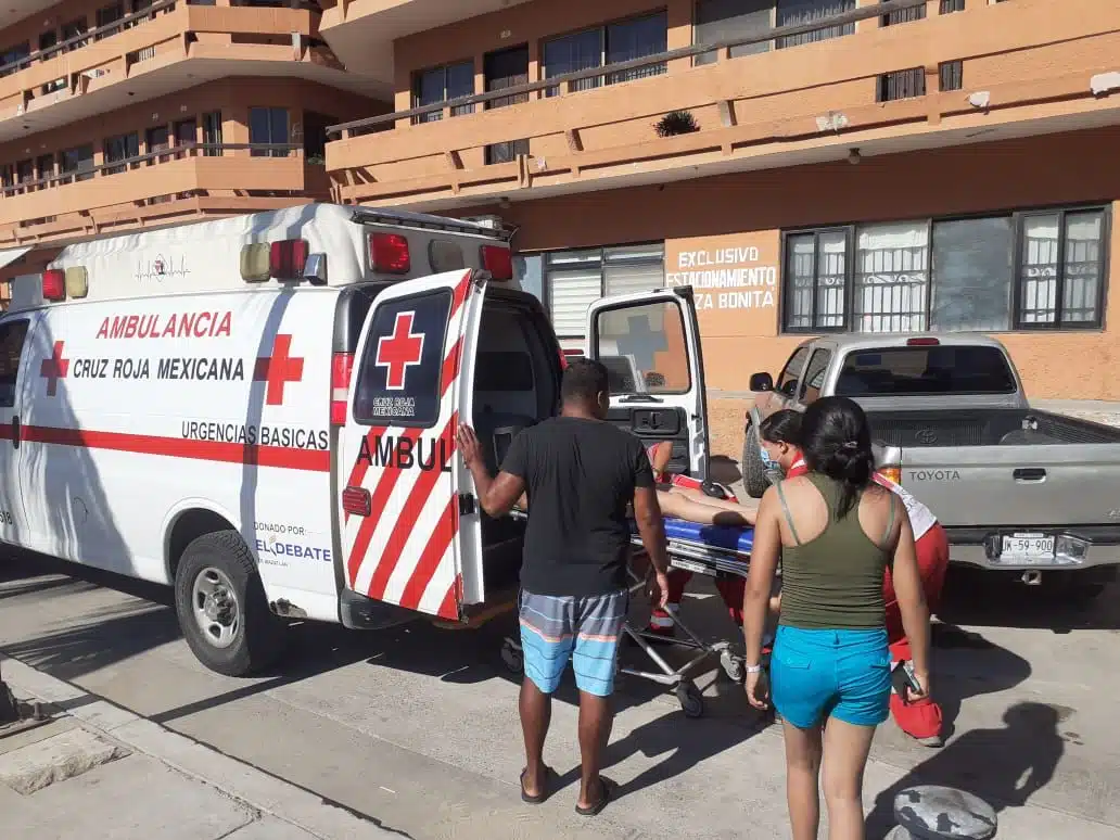 Rescatan a turista del mar en Mazatlán