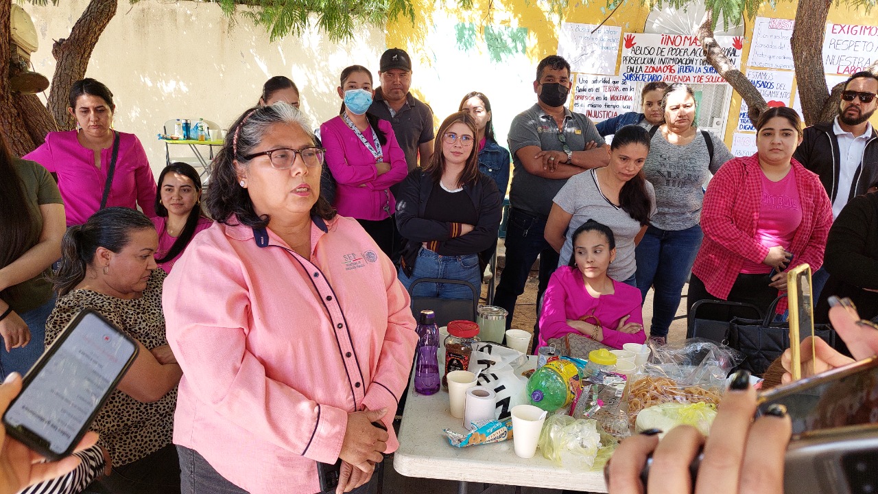 Se confrontan maestros en paro con supervisora