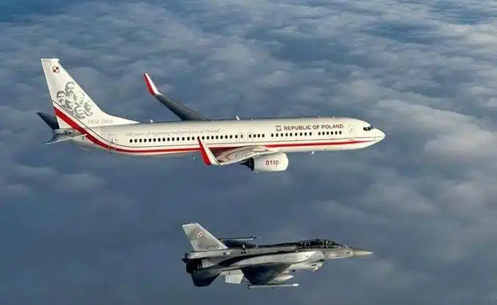Selección de Polonia arriba a Qatar escoltada por aviones F16