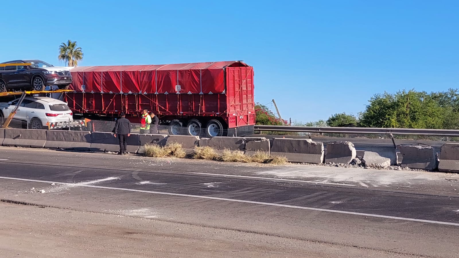 Tráiler con remolcador de carros nuevos se estrella en la México 15 en JJR