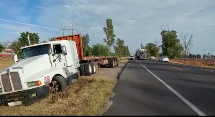 Tráiler se sale del camino por la México 15