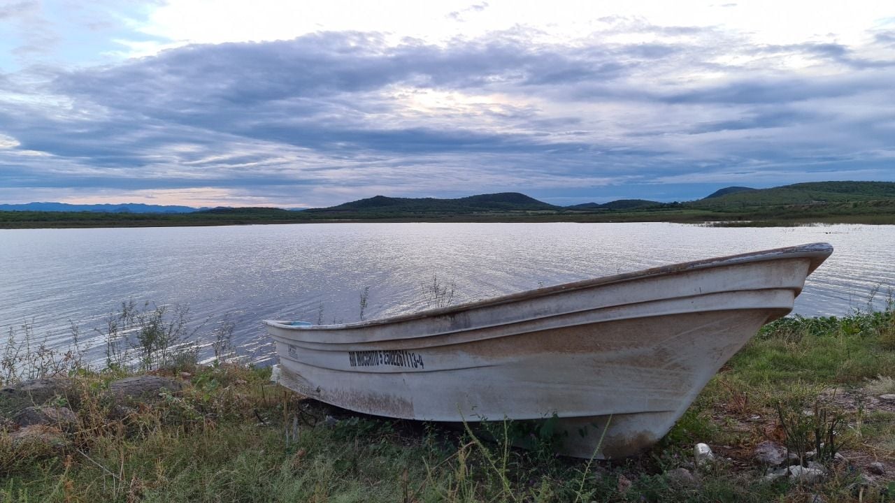 Bote a la orilla de la presa Eustaquio Buelna