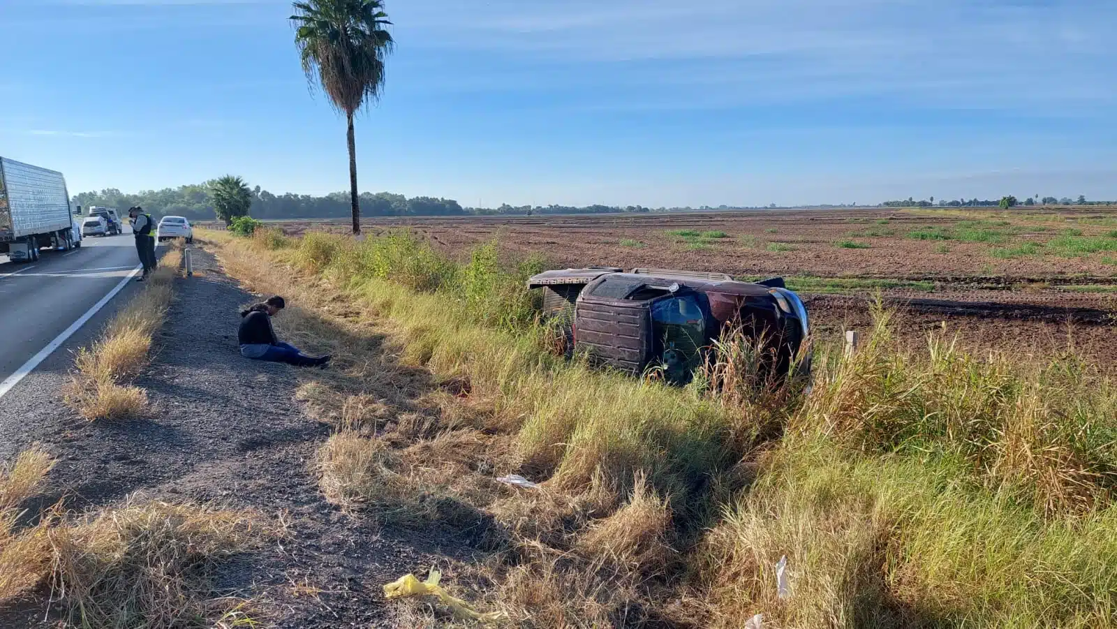 Tras velar a sus difuntos, hermanos intentan quitarse la vida en carretera de El Fuerte