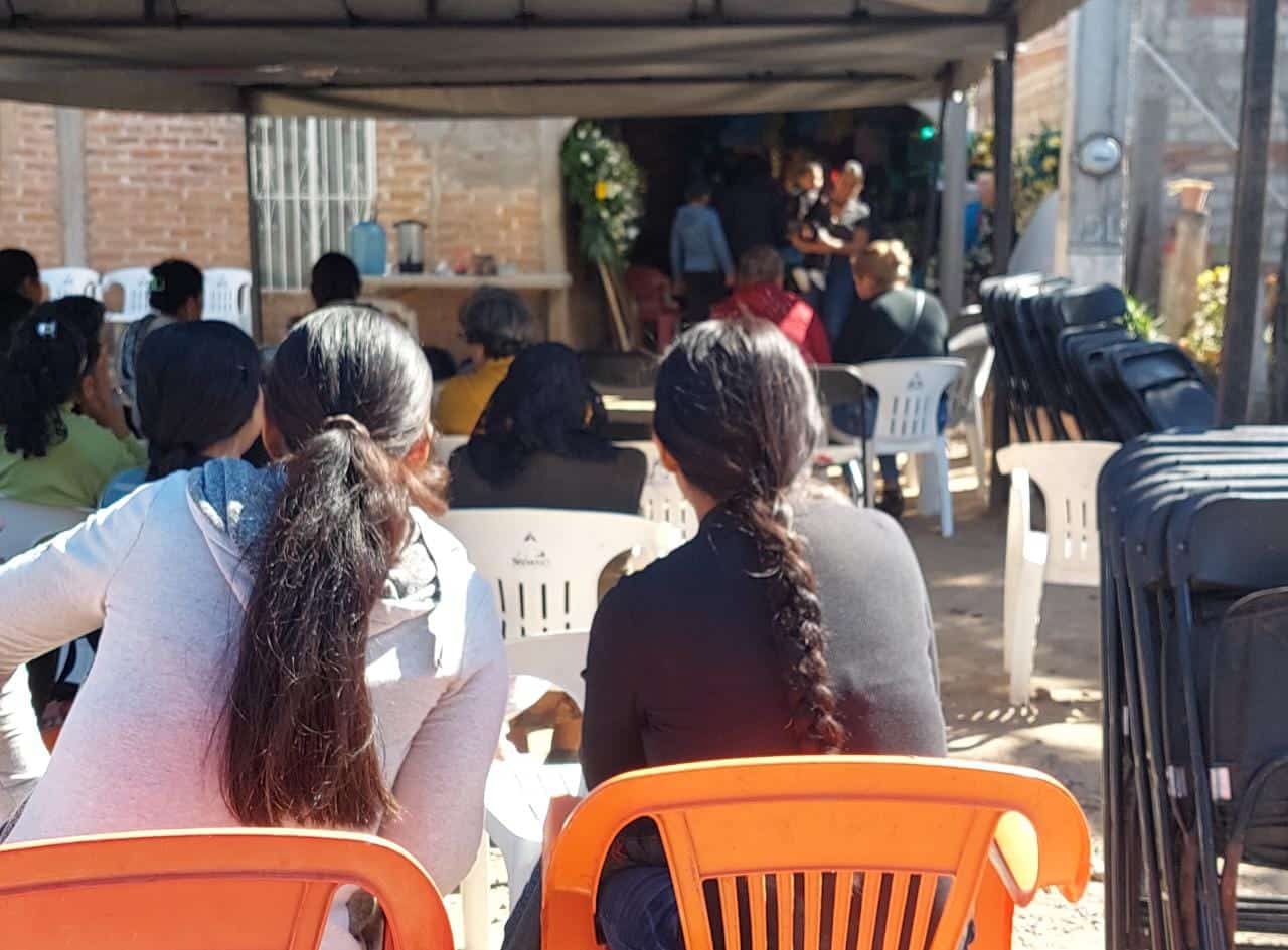 Un pequeño tractor acompaña a Alán en su ataúd; lo velan un día después de su cumpleaños