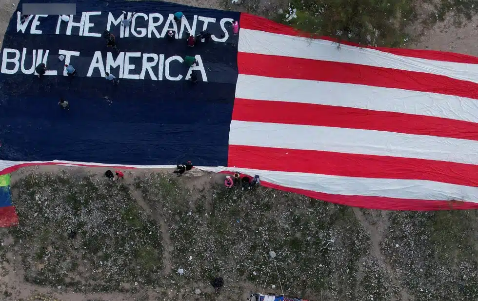 Venezolanos portan bandera Los migrantes construimos América