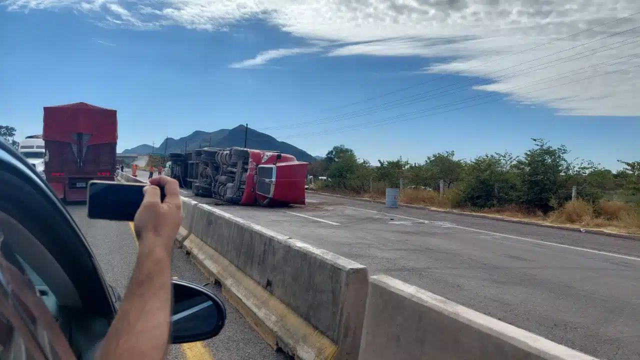 Volcadura tráiler México 15