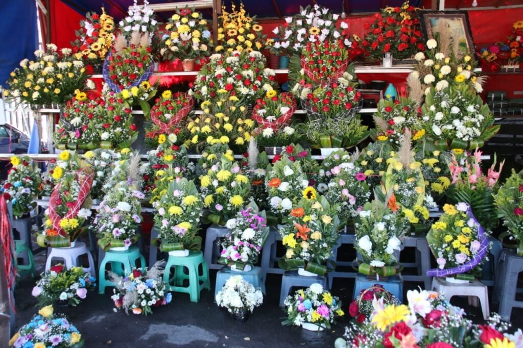 ¡Buenos números! Celebración a los fieles difuntos reactiva la venta de flores en Mazatlán