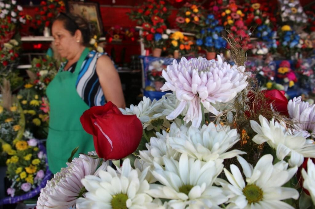 ¡Buenos números! Celebración a los fieles difuntos reactiva la venta de flores en Mazatlán