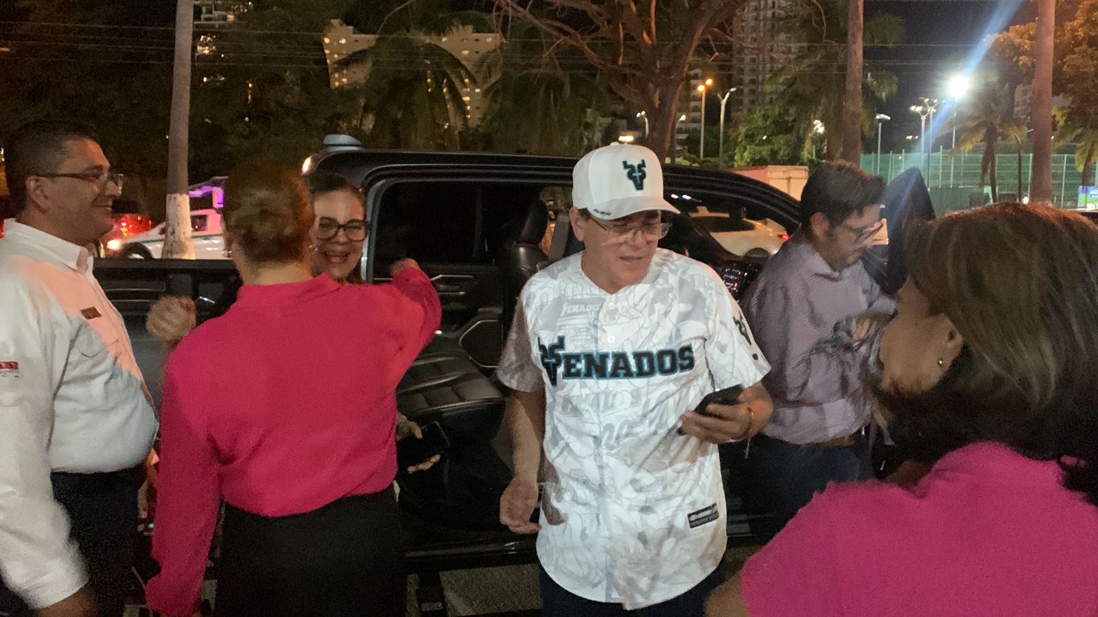 ¡Para brindar su respaldo! Alcalde de Mazatlán asiste a presenciar el juego de Venados