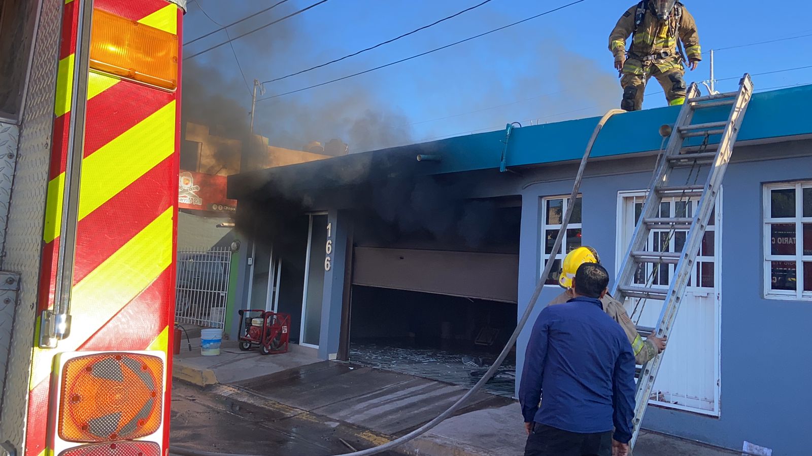¡Pérdida total! A causa de una veladora arde casa en Guamúchil