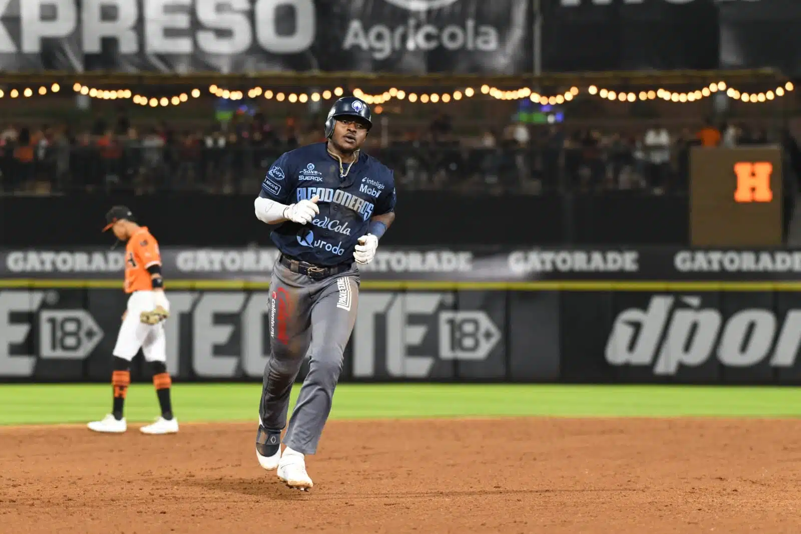 Cornelius Randolph recorriendo las bases tras conectar jonron en la séptima entrada