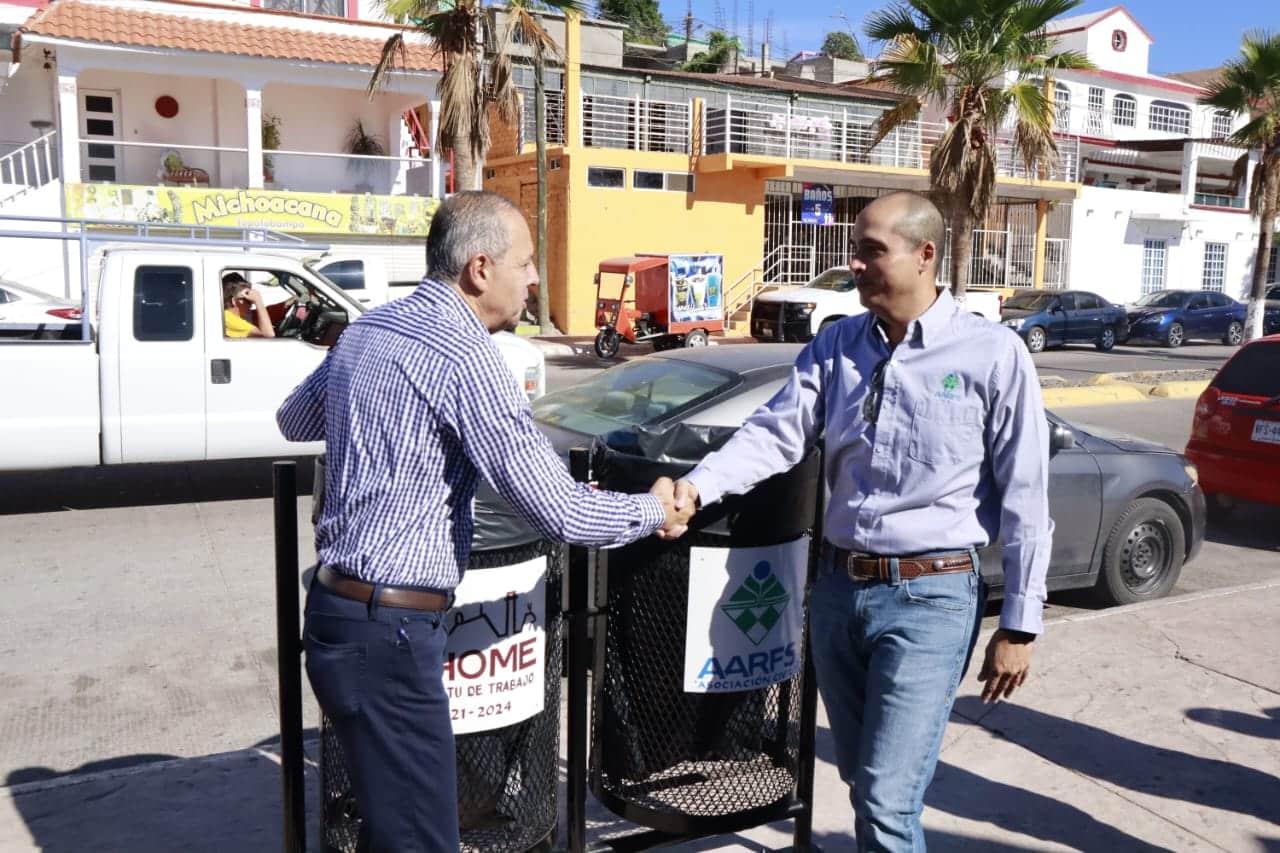 ¡Ponla en su lugar! No arrojes tu basura a la calle, Dona AARFS 20 contenedores de basura