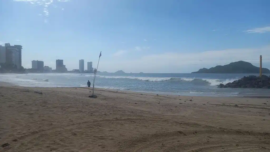 Mantarraya lesiona a turista canadiense en playa de Mazatlán