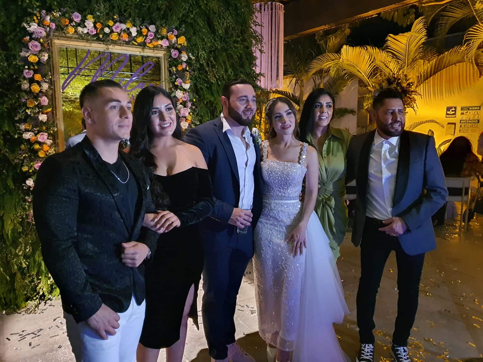Con nachos y taquitos del Chavo, Beto Sierra presume la comida mochitense en su boda