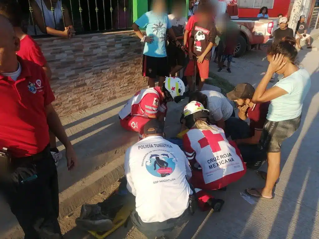 Motociclista atropella a niño de 9 años en Mazatlán; ambos resultan lesionados
