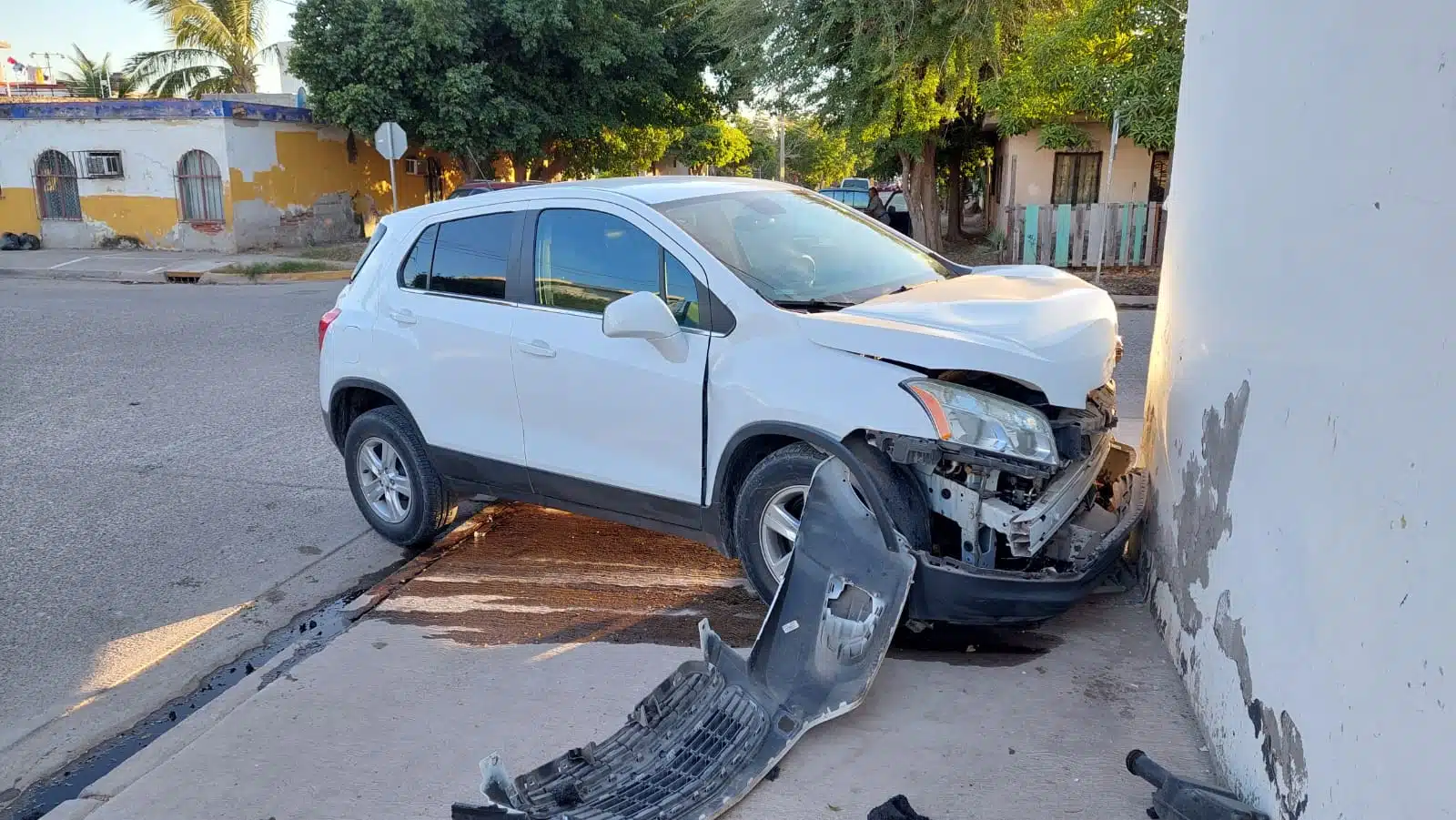 ¡Aparatosa colisión! Choque deja una mujer con crisis nerviosa en Los Mochis