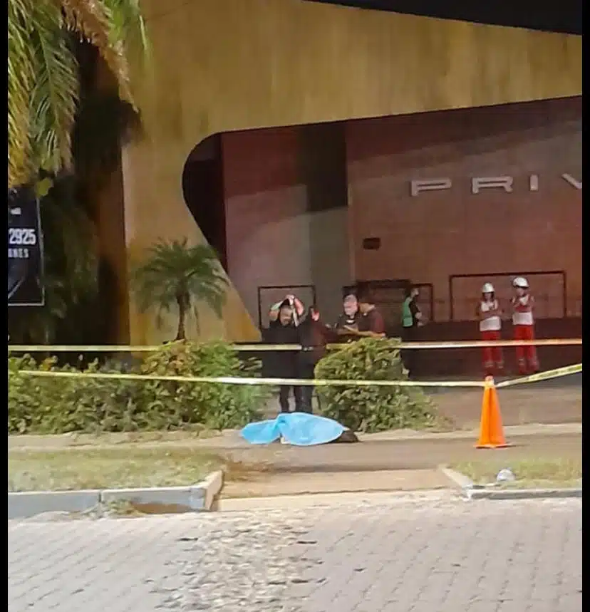 ¡Doble homicidio! Pareja es asesinada a balazos frente a discoteca en Mazatlán