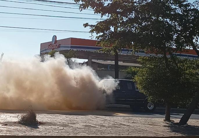 ¡Ardió en segundos! David bajó como pudo de su Ford ¡Se estaba quemando cuando iba por la México 15!