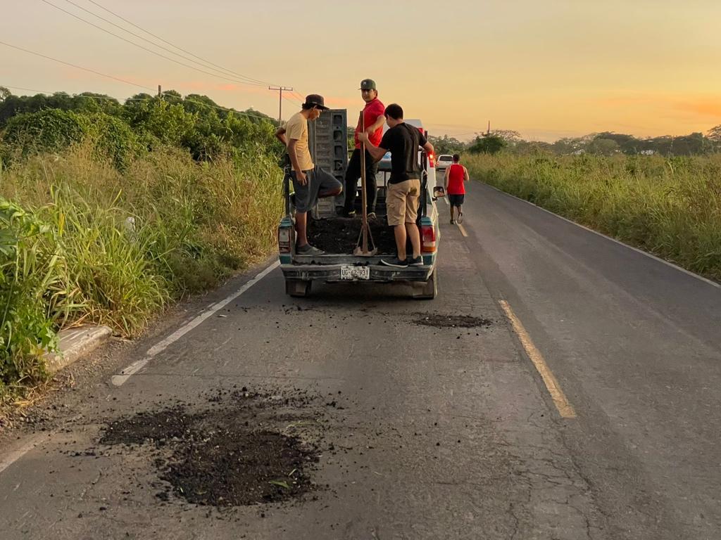 ¡Ponen el ejemplo! Paramédicos de Villa Unión tapan baches para evitar emergencias