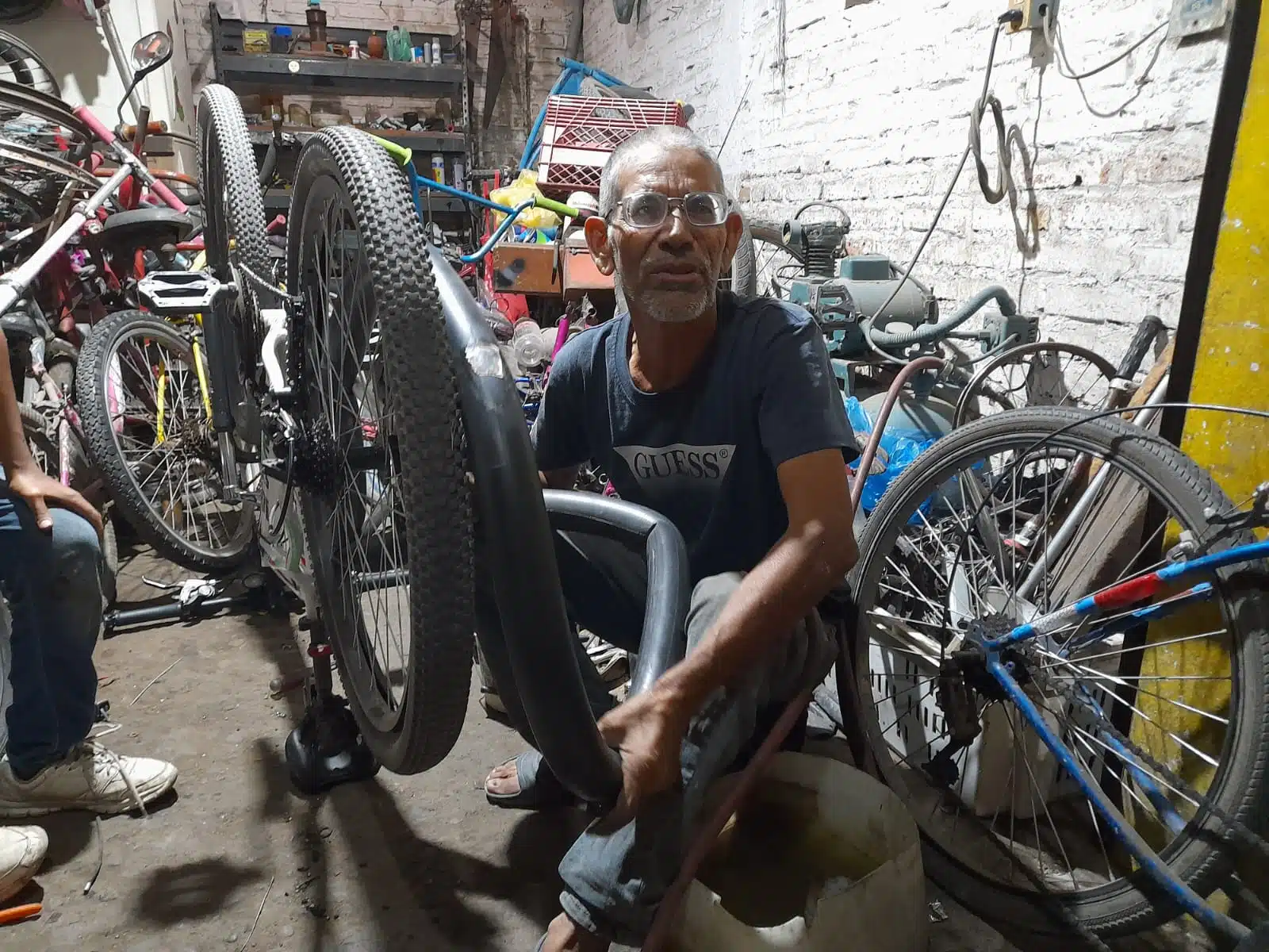 VIDEO: De niño, Joel siempre soñó con tener un bici; ahora tiene decenas... ¡por reparar!
