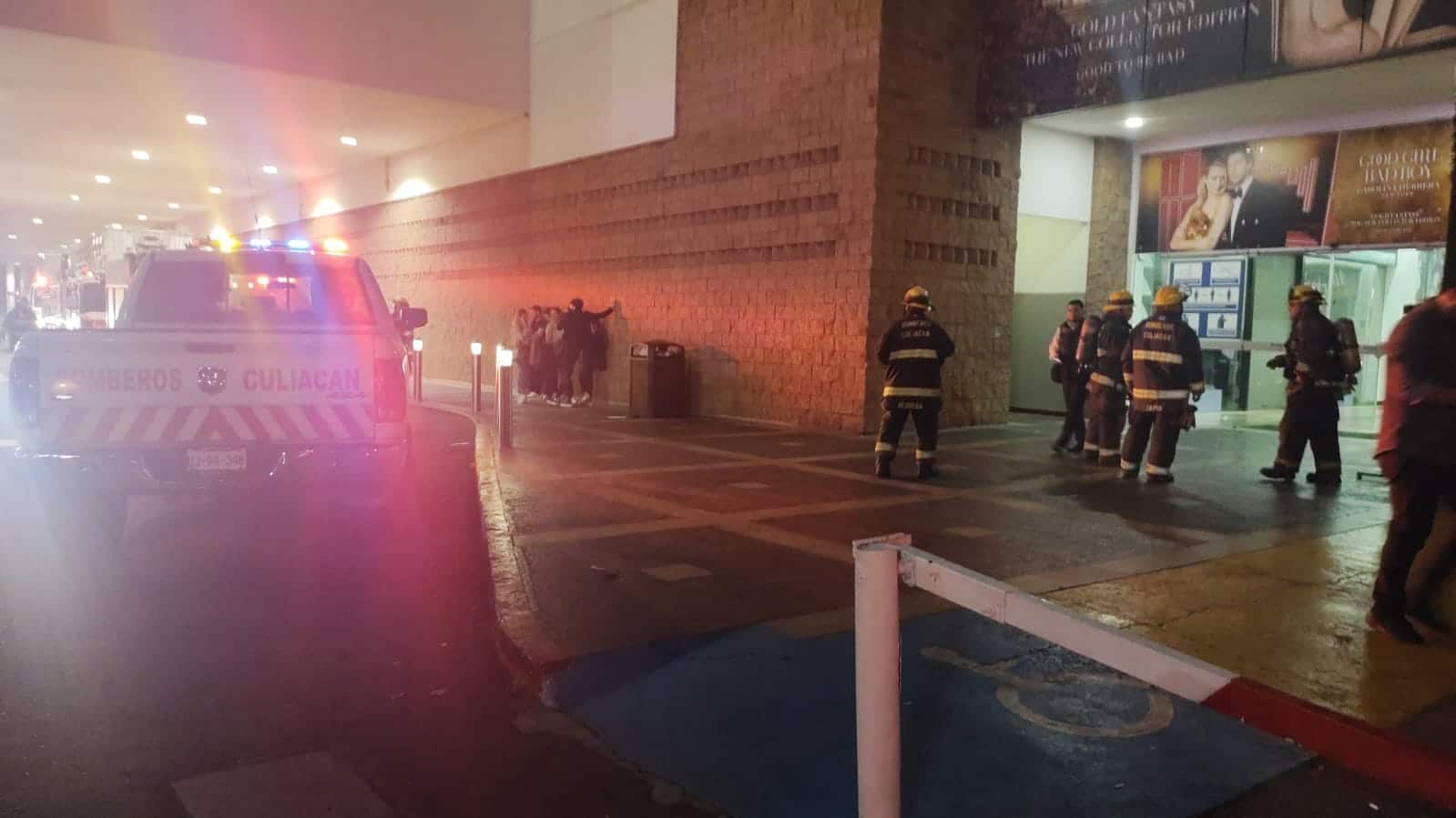 Reportan fuerte incendio en Plaza Forum de Culiacán